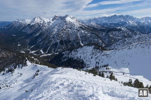 Rückblick vom Gipfel auf den steilen Ostrücken. Kreuzspitze, Geierköpfe und Zugspitze im Hintergrund.