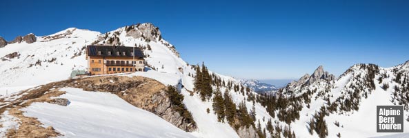 Schneeschuhtour Rotwand: Das gut besuchte Rotwandhaus mit den Ruchenköpfen (rechts)