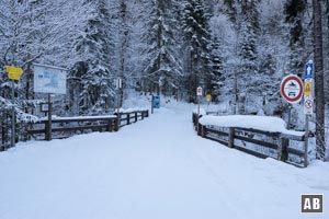 Die Brücke über die Weißach markiert den Anfang unserer Schneeschuhtour