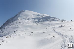 Schneeschuhtour Schneibstein: In der Schneibstein-Gipfelflanke nach dem ersten Steilaufschwung: Wir nutzen die günstigsten Geländeformen um uns weiter nach oben zu arbeiten. Die zweite Steilstufe (Bildmitte) wird über einen Rechtsbogen gemeistert