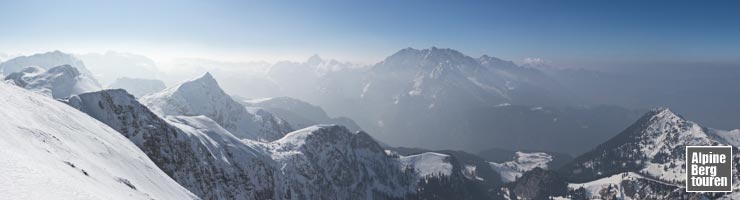 Bergpanorama Winter vom Schneibstein mit Hagengebirge und Watzmann (Berchtesgadener Alpen, Bayern, Deutschland)