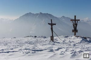 Schneeschuhtour Schneibstein: Der Gipfel des Schneibstein vor der Watzmann-Ostwand
