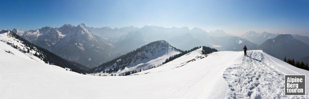 Schneeschuhtour Schönalmjoch: Die letzten Meter zum kreuzlosen Gipfel - und im Angesicht großer Karwendelzinnen