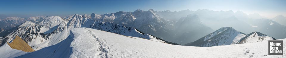 Winter-Bergpanorama vom Gipfel des Schönalmjoch