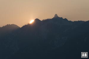 Abstieg vom Schönalmjoch: Die Sonne geht spektakulär hinter der Rappenklammspitze unter