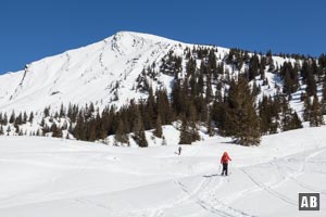 Schneeschuhtour Sonntagshorn: An der Hochalm stapfen wir vorbei an einer Kapelle und einem Wegweiser in Richtung Perchthöhe