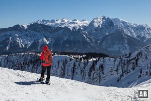 Schneeschuhtour Sonntagshorn: An der Perchthöhe kurz vor Betreten der Gipfelrampe - Blick auf die Berchtesgadener Alpen