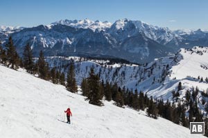 Im steilen Gipfelhang - die Berchtsgadener im Rücken