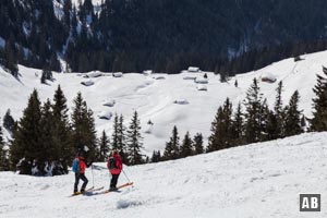 Schneeschuhtour Sonntagshorn: Tiefblick aus dem Gipfelhang auf die Hochalm