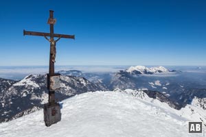 Schneeschuhtour Sonntagshorn: Geschafft - Oben! Das Gipfelkreuz mit dem Zwiesel und dem Hochstaufen rechts im Hintergrund