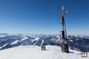Am Gipfel des Sonntagshorn: Das Kreuz und die Flugzeug-Perspektive nach Westen