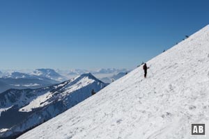 Schneeschuhtour Sonntagshorn: Der steile Gipfelhang im Profil. 400 Höhenmeter geht es in dieser Neigung nach oben.