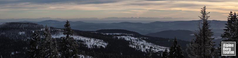 Schneeschuhwanderung Großer Arber: Die Alpen aus dem Südhang im Zoom