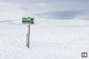 Ein einsamer Wegweiser auf dem weißen Arber-Gipfelplateau