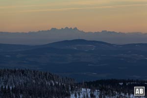 Schneeschuhwanderung Großer Arber: Zoom vom Gipfel auf den Dachstein
