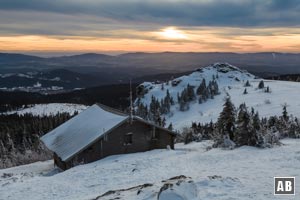 Schneeschuhwanderung Großer Arber: Sonnenuntergang hinter der Zwieseler Hütte