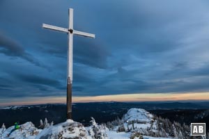 Schneeschuhwanderung Großer Arber: Das winterliche Gipfelkreuz