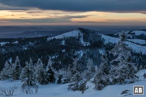 Schneeschuhwanderung Großer Arber: Aussicht vom Gipfelplateau auf den Kleinen Arber