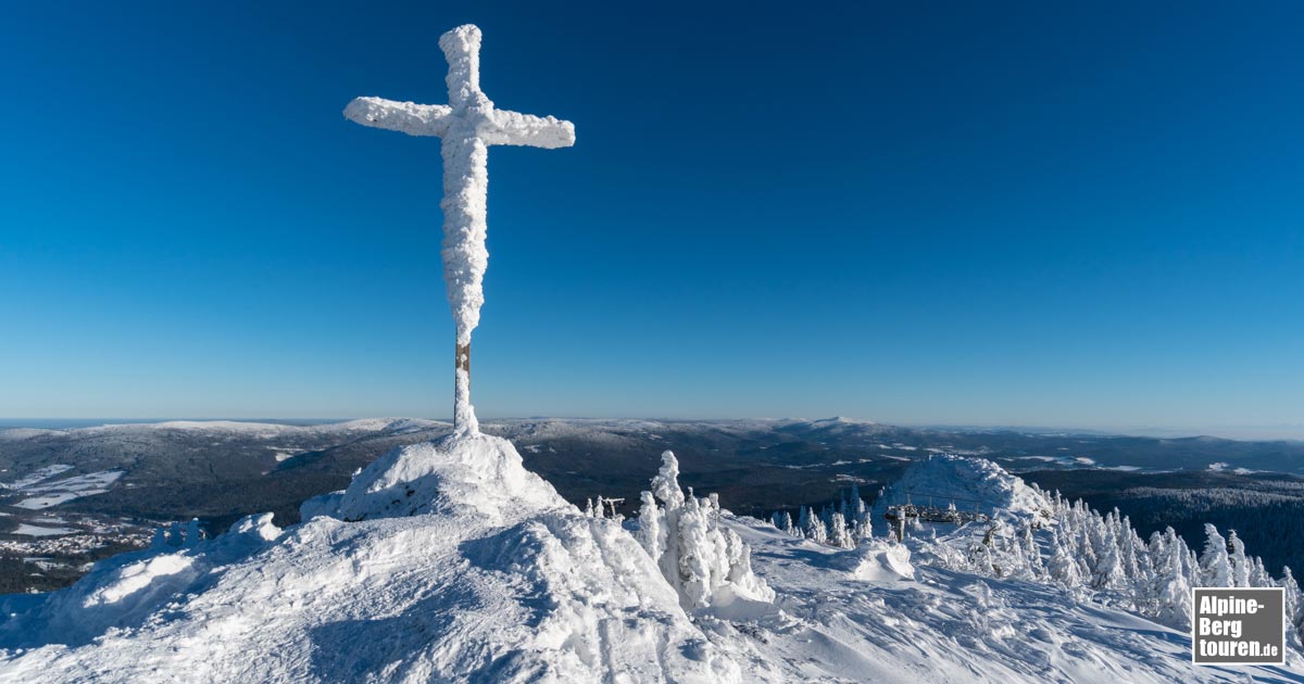 Das winterliche Gipfelkreuz des Großen Arbers