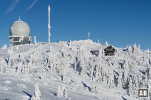 Skitour Großer Arber: Der kreuzverzierte höchste Punkt zwischen Radom und Zwieseler Hütte.