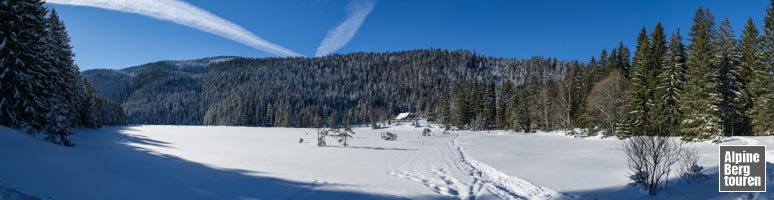 Skitour Großer Arber: Panorama vom Kleinen Arbersee. Über das rechts Seeufer gleiten wir hinüber zum Seehäusl (Bildmitte).