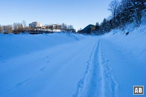 Parallel zum mondänen Hotel Kempinski (links) ziehen wir unsere Spur in den Schnee.