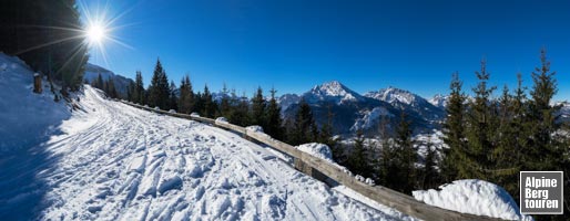 Nach der großen Linkskurve öffnet sich der Blick in den Berchtesgadener Talkessel und auf den Watzmann.
