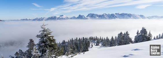 Großes Karwendel-Panorama beim Aufstieg zum Wank-Gipfel