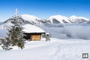 Skitour Wank: Aussicht aus dem Gipfelrücken auf das Estergebirge