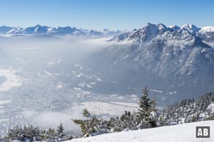Skitour Wank: Tiefblick vom Gipfel auf Garmisch-Partenkirchen und hinüber ins Ammergebirge