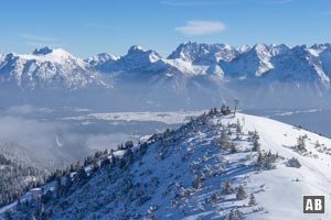 Skitour Wank: Blick zurück über den Gipfelrücken auf das Karwendelgebirge