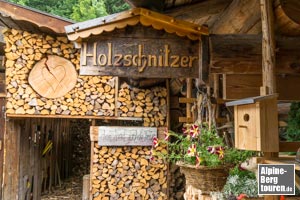 An den Adlerhorst angeschlossen ist eine traditionelle Holzschnitzerei