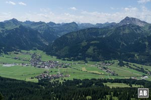Tannheim mit der beeindruckenden Skyline der Allgäuer Alpen aus dem Einstein-Aufstieg