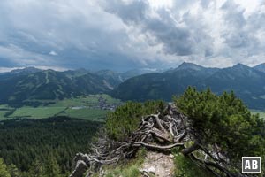 Über den Allgäuer Alpen zieht ein Gewitter auf - Zeit für den Abstieg