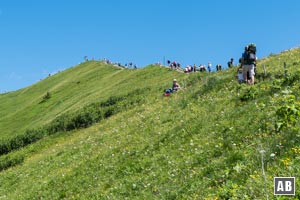 In Massen schieben sich die Touristen in Richtung Gipfelkreuz