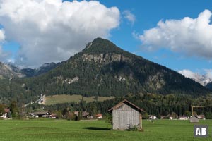 Der Schattenberg - mit der gleichnamigen Oberstdorfer Sktisprungschanze (links unterhalb der Bildmitte)