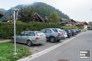 Startpunkt in Tiefenbach: Der Parkplatz in der Dorfstraße (860 m).