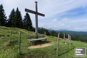 Linkshaltend zum vom weiten sichtbaren Kreuz des Geißberg (1.372 m) aufschließen.