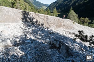Der Schuttstrom, welcher vom Widderstein ins Tal strömt, muss passiert werden (hier der Rückblick)