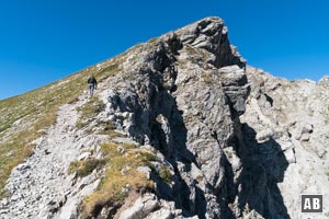 Die kräfteraubende Gipfeletappe nimmt mehrmals Kontakt mit der Kante der senkrechten Westflanke auf, beschert dem Begeher bodenlose Tiefblicke