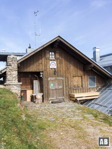 Bergwachthütte neben der Seilbahn-Bergstation.