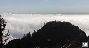 Der Große Seeriegel vor einem Meer aus Wolken.