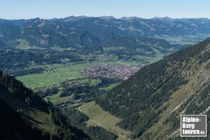 Aussicht vom Hahnenköpfle auf Oberstdorf - und in die Furche des Oytals