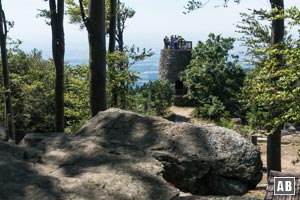 Nach Umgehung eines haushohen Felsblocks öffnet sich der Hirschenstein-Gipfel