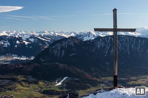 Wanderung Pendling: Kreuz am Pendling mit den Hohen Tauern im Hintergrund.
