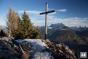Wanderung Pendling: Kreuz am Pendling mit dem Kaisergebirge.