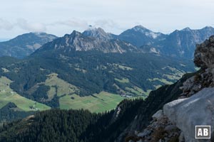 Aussicht vom Aufstieg auf (von links nach rechts): Breitenberg, Einstein, Aggenstein und Brentenjoch