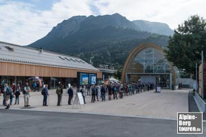 Ausgangspunkt: Die Talstation der Nebelhornbahn in Oberstdorf - an der wieder einmal Massen anstehen