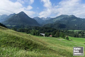 Tolle Aussicht aus dem Wiesenweg auf die Allgäuer Alpen