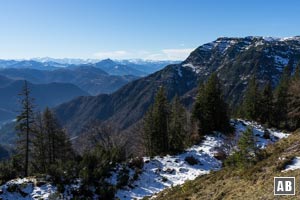 Auf dem Höhenweg: Die Ostflanke des Fellhorns mit den Kitzbüheler Alpen im Hintergrund.